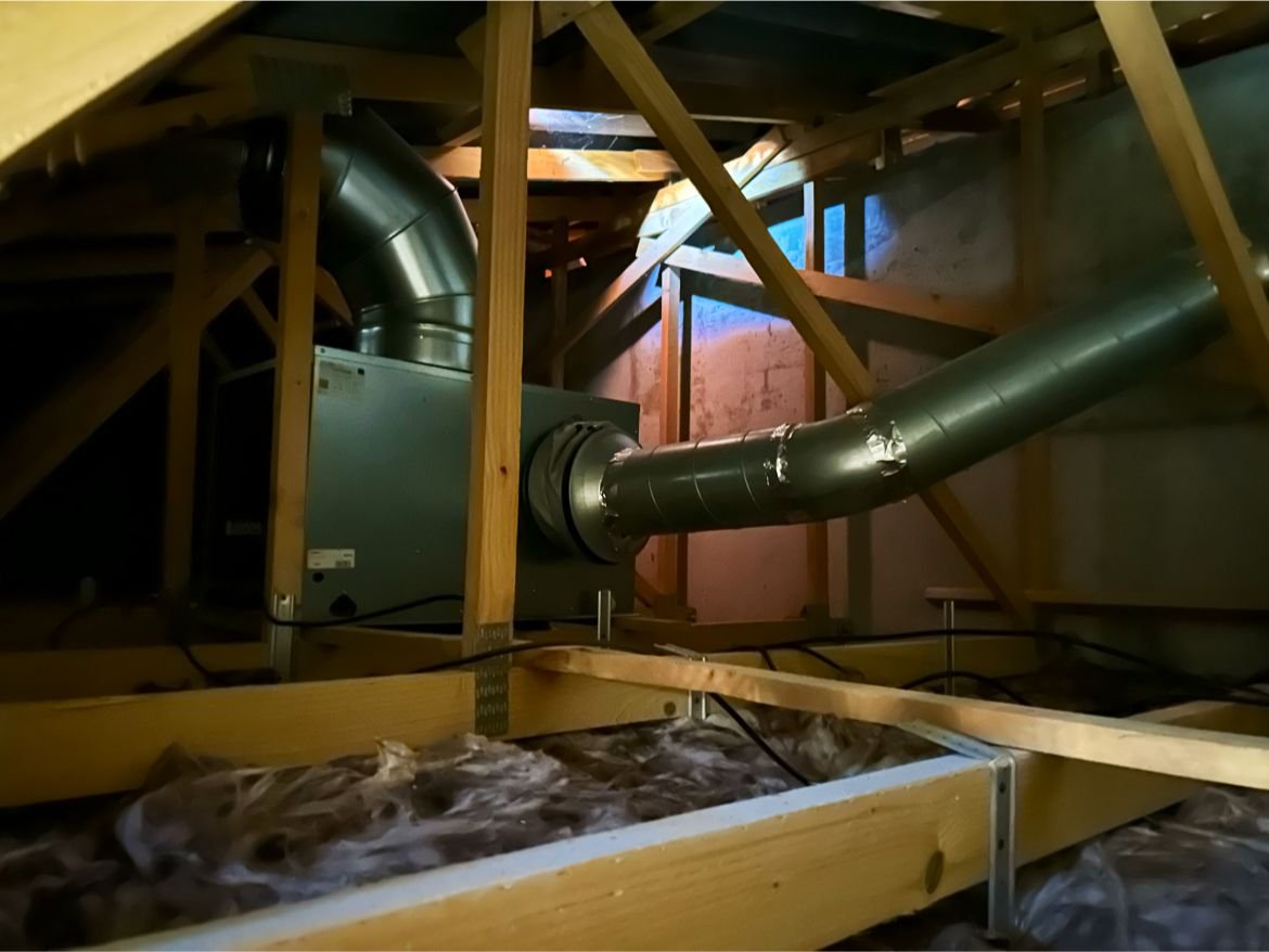 Reseau de gaines de climatisation gainable installe en combles en Corse
