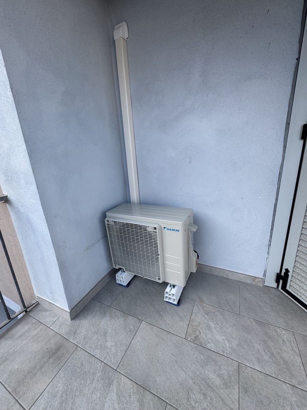 Groupe exterieur de climatisation installe sur une terrasse a Ajaccio