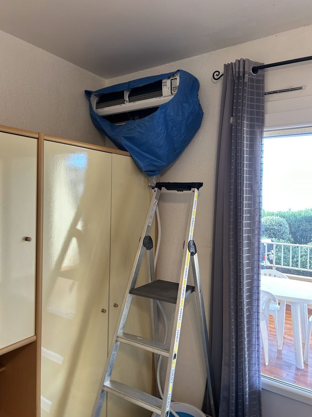 Pose d'une unite murale de climatisation dans un appartement ajaccien