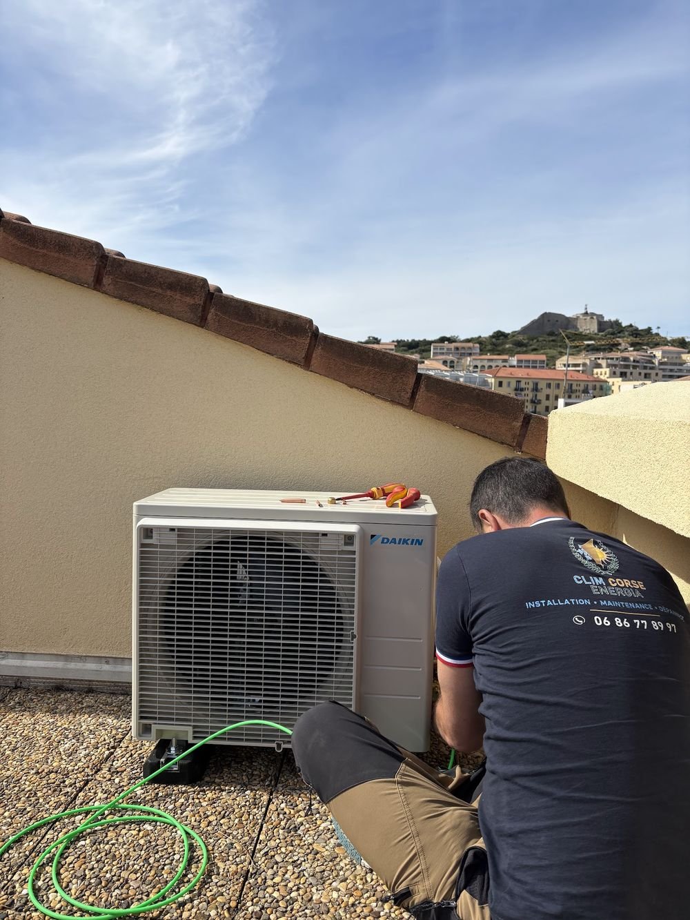 Technicien Clim Corse Energia raccordant un groupe exterieur de climatisation a Ajaccio
